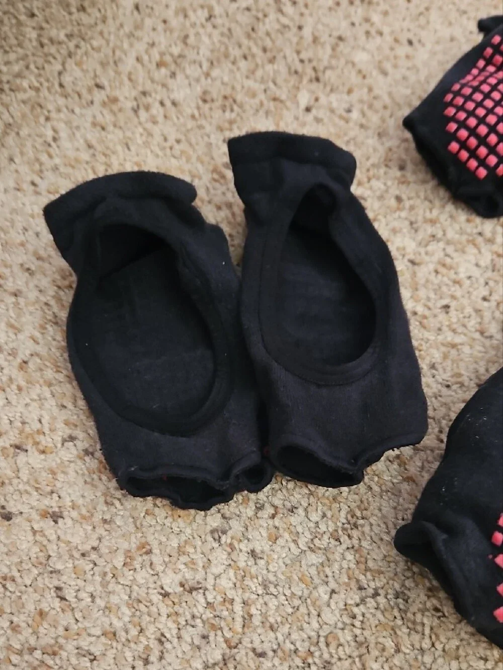 9 Pairs Tucketts Non-Slip Yoga Socks in Black & Pink